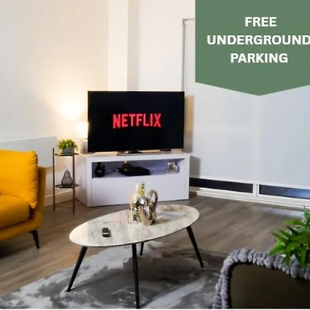 Apartment Centre Apt, With Free Secured Parking & Balcony, Sleeps 4