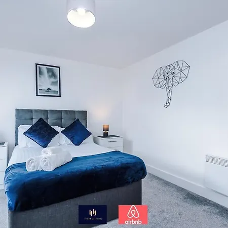 2 Bedroom Penthouse With Balcony By Host A Apartment Manchester
