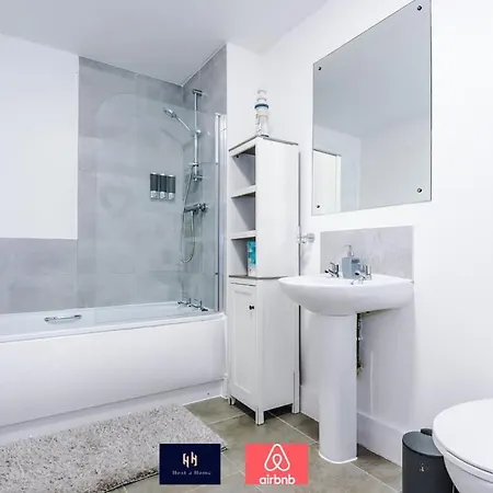 Apartment 2 Bedroom Penthouse With Balcony By Host A