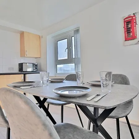 View - Free Parking - Sleeps 6 - Near Centre - By Nmb Appartamento *