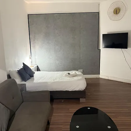 Premier Apartmetns 公寓