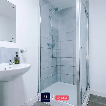 Large 2 Bedroom With Balcony By Host A Apartment *