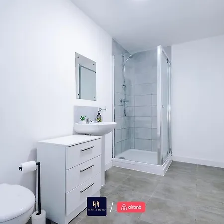 アパート Large 2 Bedroom With Balcony By Host A マンチェスター