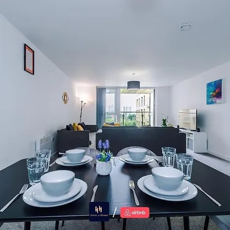 Large 2 Bedroom With Balcony By Host A *