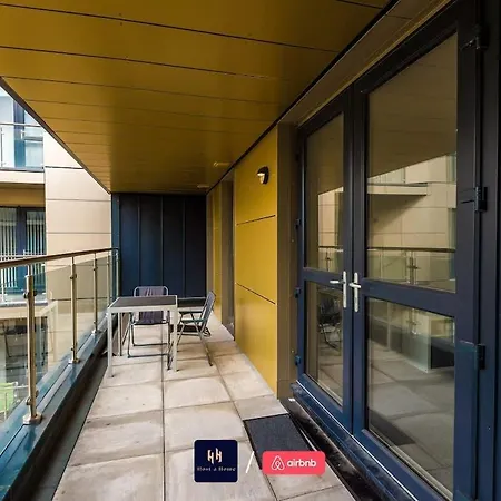 Large 2 Bedroom With Balcony By Host A 曼彻斯特