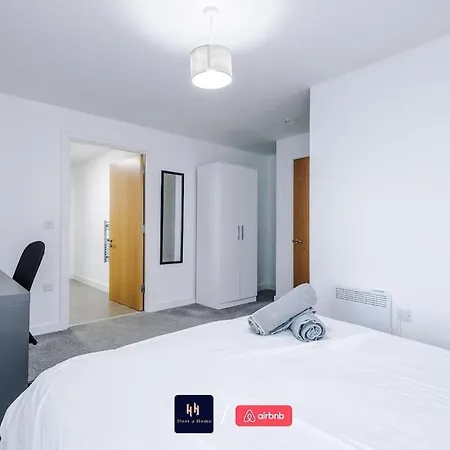 Large 2 Bedroom With Balcony By Host A Apartment