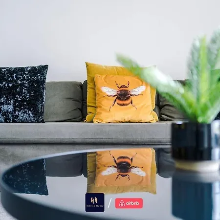 Large 2 Bedroom With Balcony By Host A דירה *