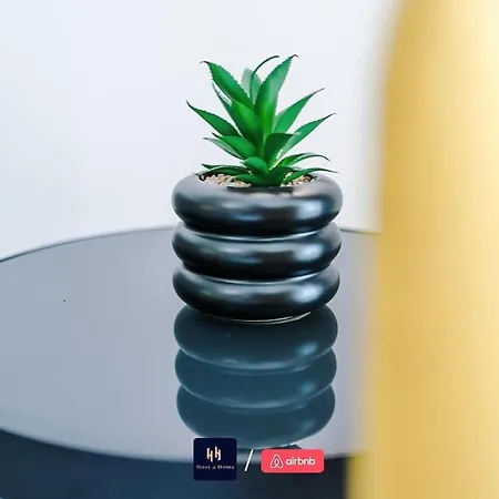 דירה Large 2 Bedroom With Balcony By Host A *