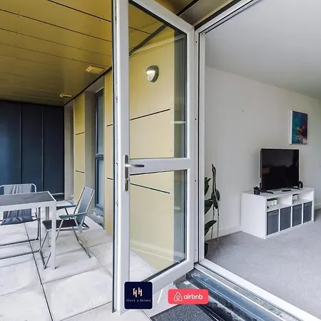 Large 2 Bedroom With Balcony By Host A *