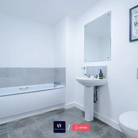 Large 2 Bedroom With Balcony By Host A * マンチェスター