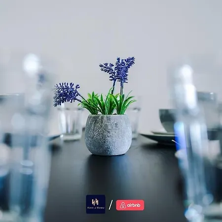 Large 2 Bedroom With Balcony By Host A Apartamento Manchester