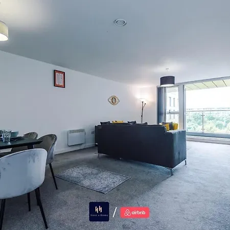 דירה Large 2 Bedroom With Balcony By Host A מנצ'סטר