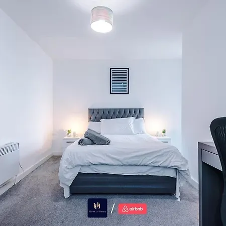 Large 2 Bedroom With Balcony By Host A *