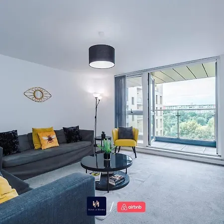 Large 2 Bedroom With Balcony By Host A 曼彻斯特