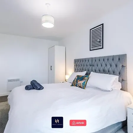 Large 2 Bedroom With Balcony By Host A