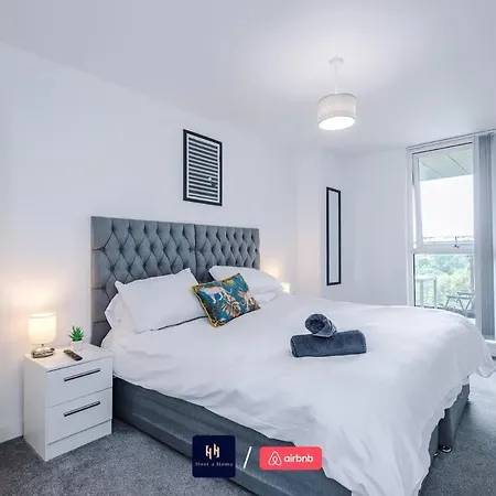 Large 2 Bedroom With Balcony By Host A アパート マンチェスター