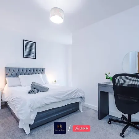 アパート Large 2 Bedroom With Balcony By Host A マンチェスター