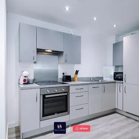 アパート Large 2 Bedroom With Balcony By Host A マンチェスター