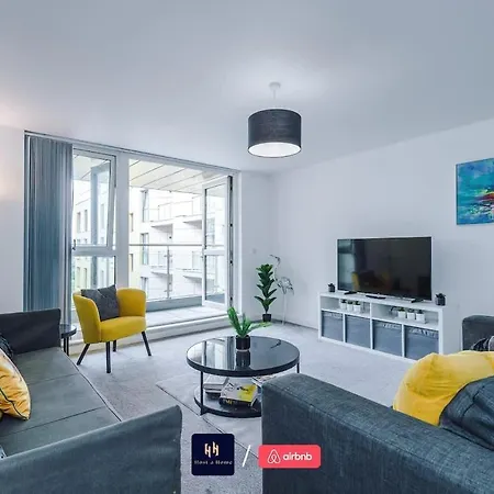 Large 2 Bedroom With Balcony By Host A マンチェスター