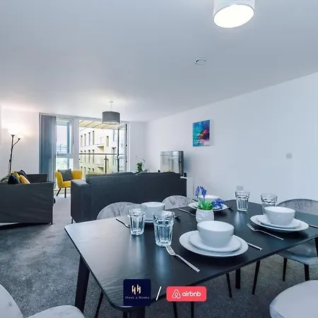 Large 2 Bedroom With Balcony By Host A * מנצ'סטר