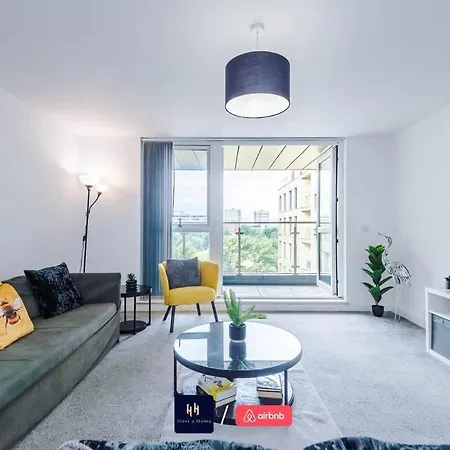 דירה Large 2 Bedroom With Balcony By Host A