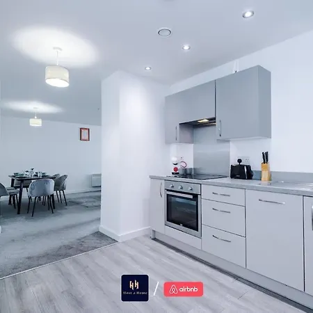 Large 2 Bedroom With Balcony By Host A アパート マンチェスター