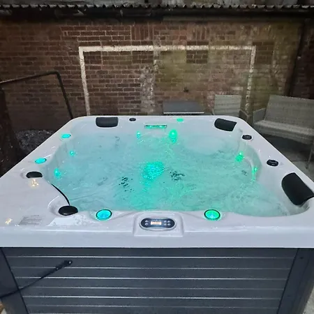 Semesterbostad The Secret Garden Retreat With Hot Tub