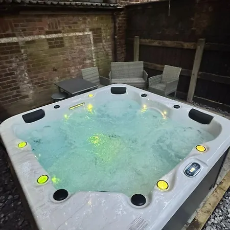 Vakantiehuis The Secret Garden Retreat With Hot Tub *