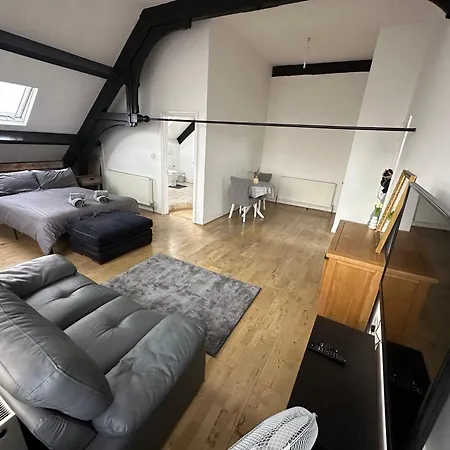 The Church M - Spacious En-suite - Free Wifi & Parking *