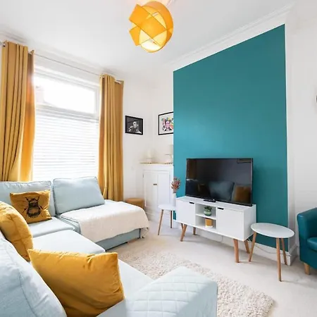 Winslow House- Close To Coop Etihad & Free Parking Holiday home