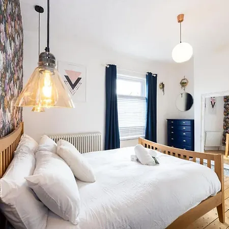 Winslow House- Close To Coop Etihad & Free Parking *