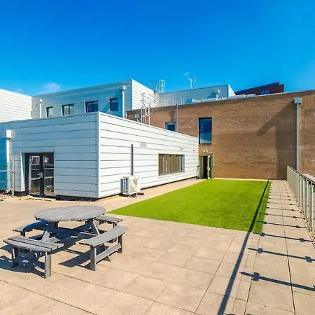 Beautiful 2 Bedroom *