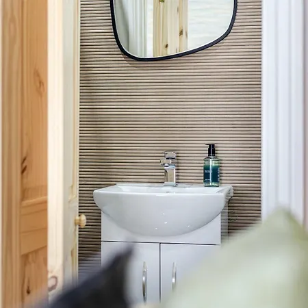 Sleeps 14 The Old Trafford Family Zen By Genesis Living * مانشستر
