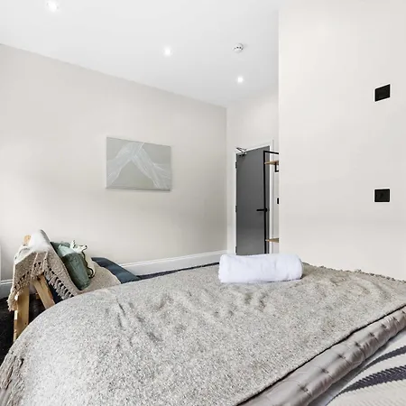 Sleeps 14 The Old Trafford Family Zen By Genesis Living * مانشستر