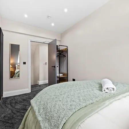 Sleeps 14 The Old Trafford Family Zen By Genesis Living بيت للعطل