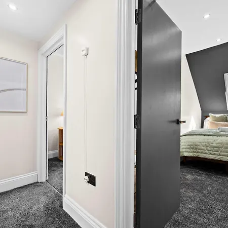بيت للعطل Sleeps 14 The Old Trafford Family Zen By Genesis Living مانشستر