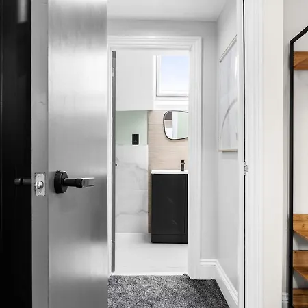 Sleeps 14 The Old Trafford Family Zen By Genesis Living *