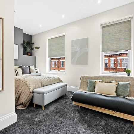 Sleeps 14 The Old Trafford Family Zen By Genesis Living