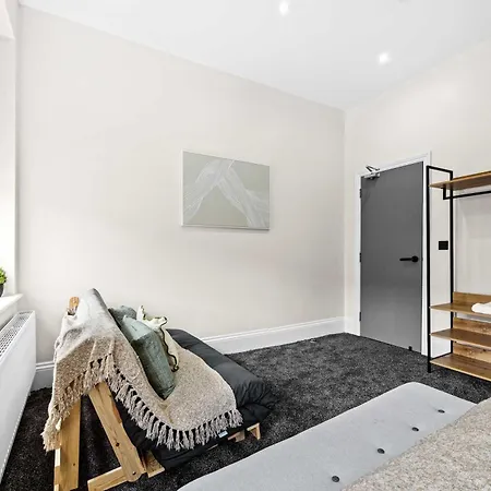 بيت للعطل Sleeps 14 The Old Trafford Family Zen By Genesis Living *