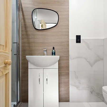 بيت للعطل Sleeps 14 The Old Trafford Family Zen By Genesis Living مانشستر