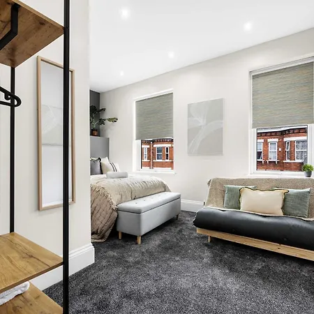 Sleeps 14 The Old Trafford Family Zen By Genesis Living بيت للعطل *