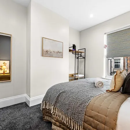 Holiday home Sleeps 14 The Old Trafford Family Zen By Genesis Living *