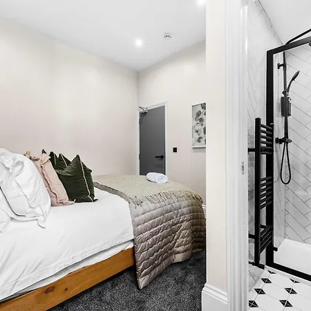 Sleeps 14 The Old Trafford Family Zen By Genesis Living بيت للعطل مانشستر