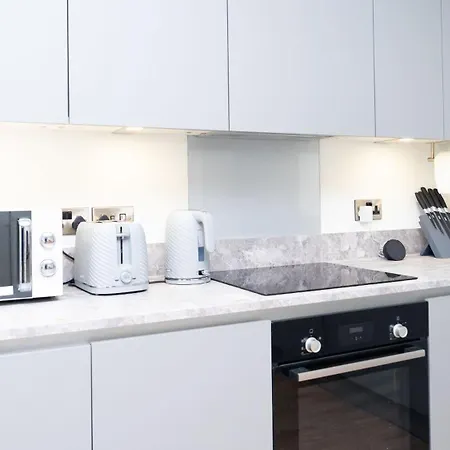 Apartment Luxe In M1 With Pool, Gym & Manchester