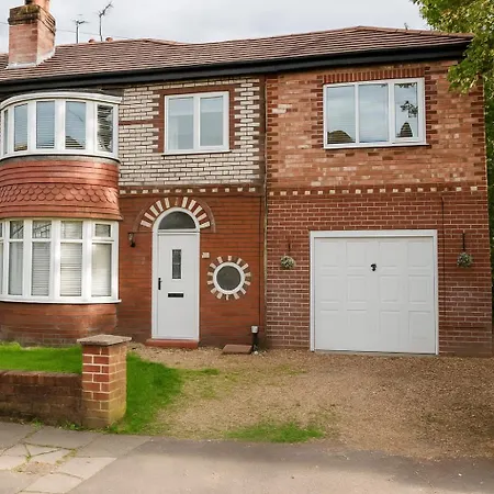 Apartmán Bright 4br With Garden With Free Parking And Sleeps Up To 9 Manchester