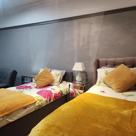 Charming Tudor White House Free Wifi *