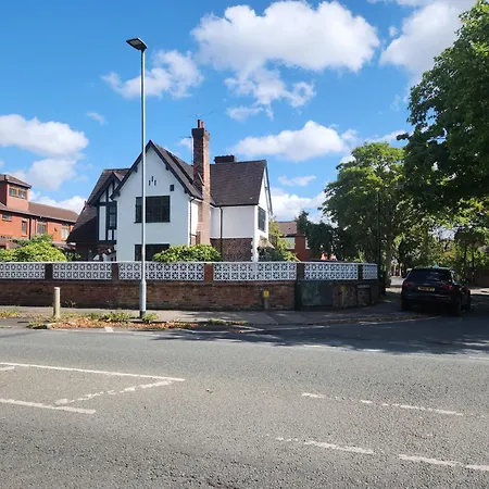 Charming Tudor White House Free Wifi Mánchester