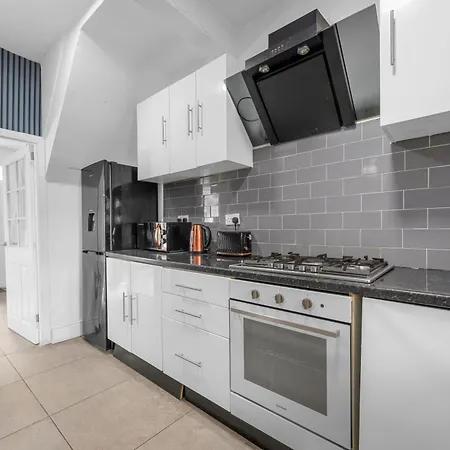 Brookland 4br House Serviced Short Lets With Wifi Apartment *