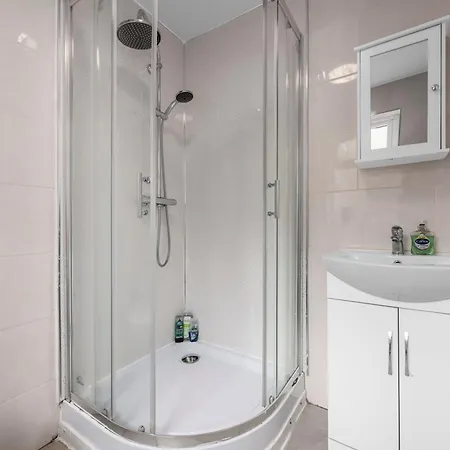 Brookland 4br House Serviced Short Lets With Wifi Manchester