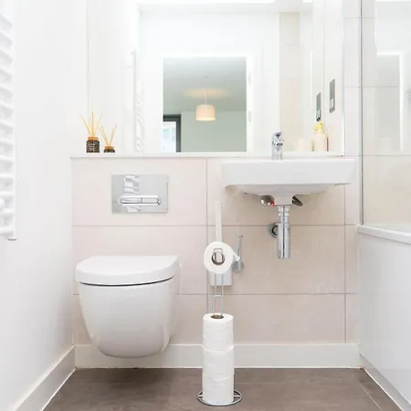 Luxe In M1 With Pool, Gym & *